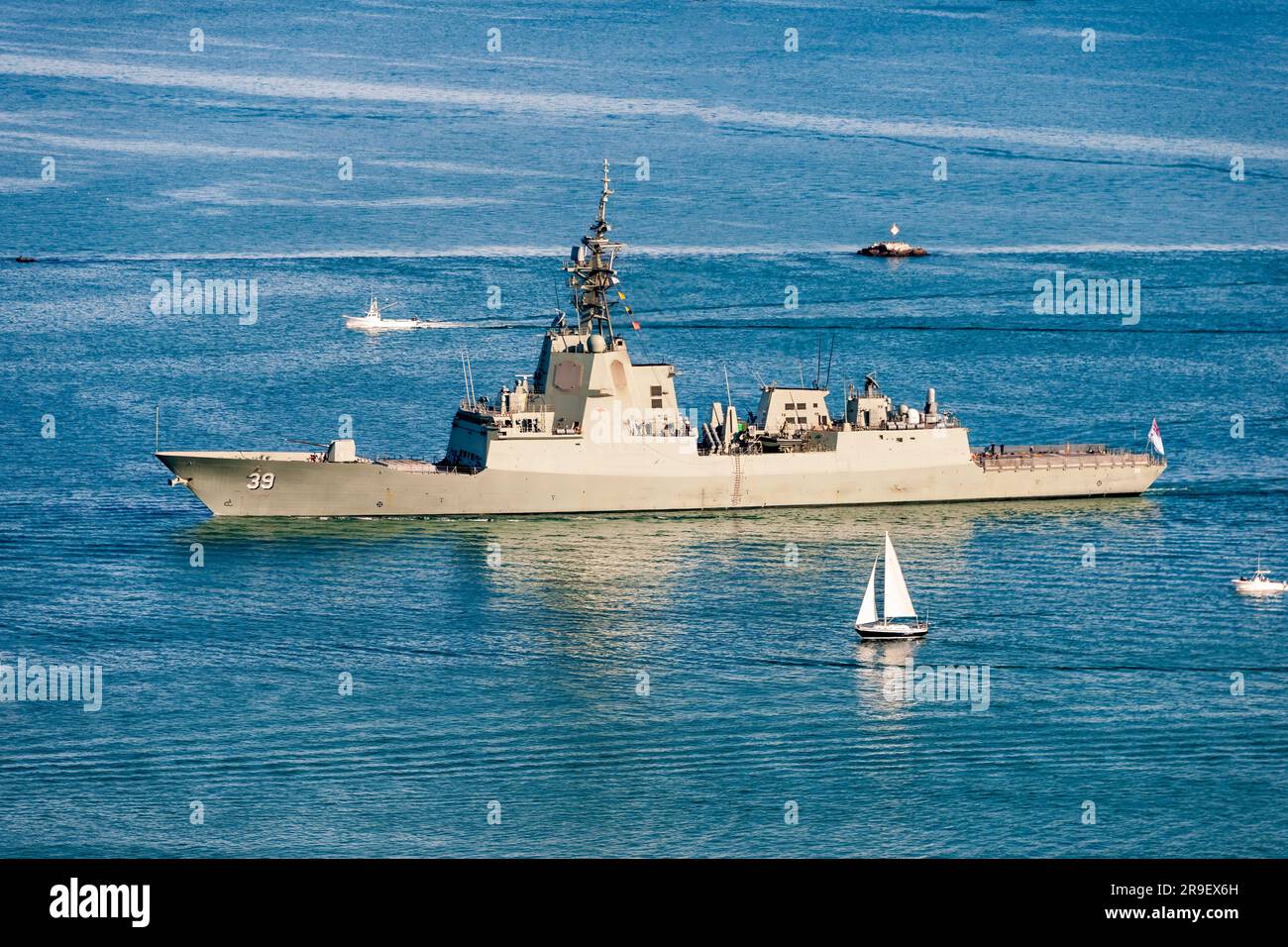 San Diego, CA – 17 novembre 2018: Il Royal Australian Navy Destroyer HMAS Hobart DDG 39 entra nel porto di San Diego un anno dopo la sua messa in servizio nel settembre 2017. Foto Stock