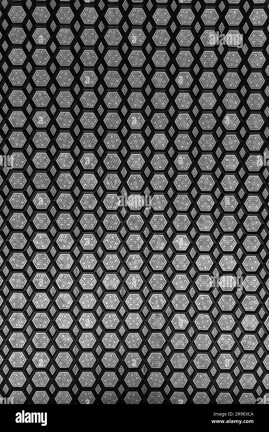 Motivo esagonale in stile moresco con ornamenti floreali trovati nella Plaza de Espana di Siviglia, Spagna. Foto Stock