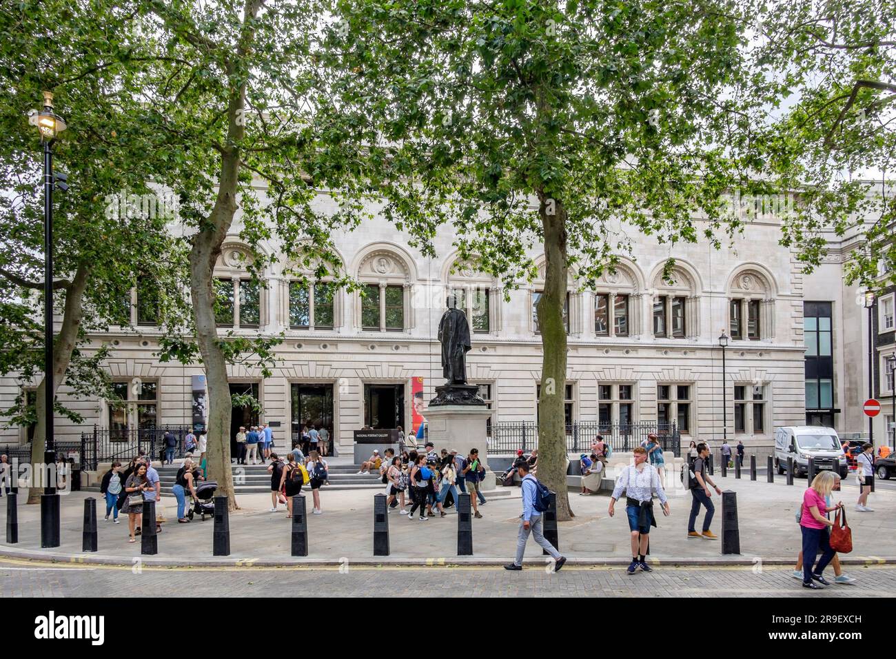 I visitatori della National Portrait Gallery hanno visitato il nuovo ingresso con facciata nord e il piazzale dopo un programma di ristrutturazione di tre anni da parte di Jamie Fobert Architects, Londra, Regno Unito. Il progetto è stato premiato con il RIBA London Award 2024 e il RIBA National Award 2024 ed è stato selezionato per il RIBA Stirling Prize. Foto Stock