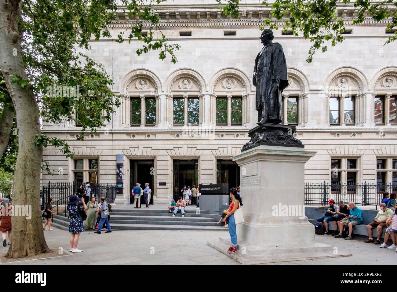 Visitatori all'ingresso e al cortile della facciata nord della National Portrait Gallery. Charing Cross Road, Londra, Regno Unito Foto Stock