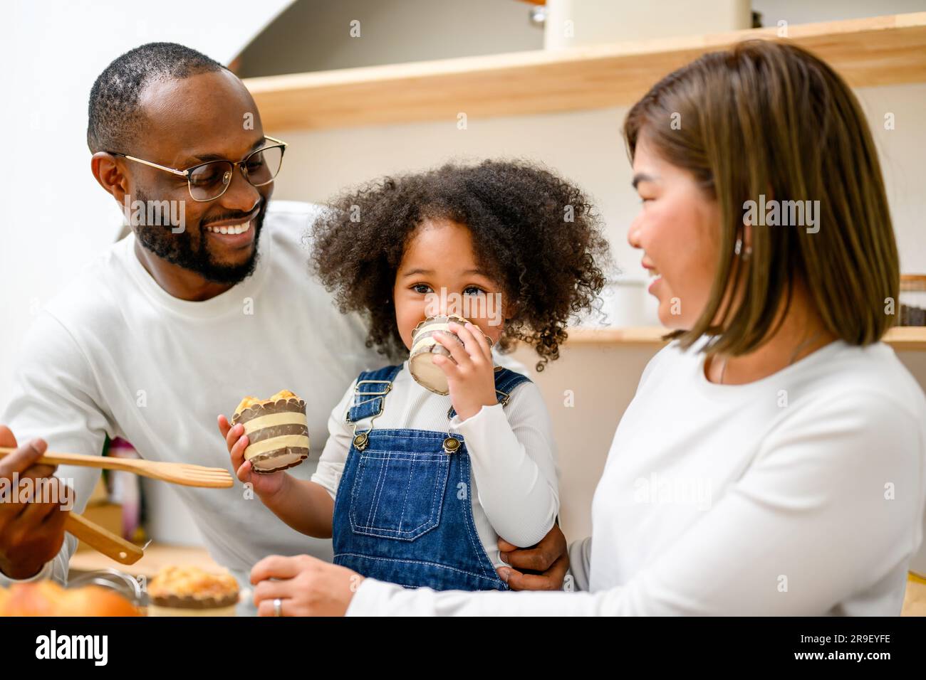 La famiglia felice di trascorrere del tempo insieme a casa Foto Stock
