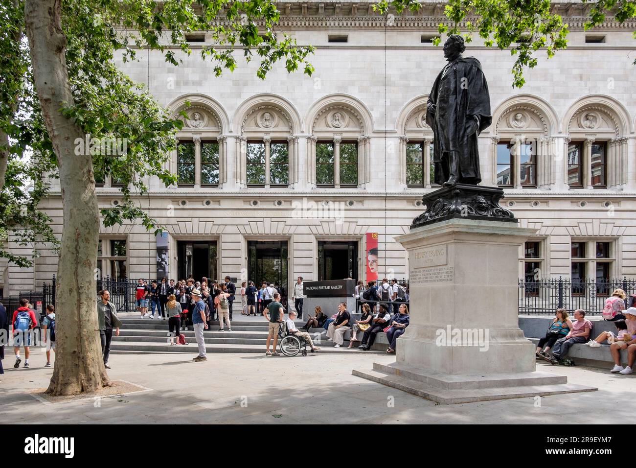 I visitatori della National Portrait Gallery hanno visitato il nuovo ingresso con facciata nord e il piazzale dopo un programma di ristrutturazione di tre anni da parte di Jamie Fobert Architects, Londra, Regno Unito. Il progetto è stato premiato con il RIBA London Award 2024 e il RIBA National Award 2024 ed è stato selezionato per il RIBA Stirling Prize. Foto Stock