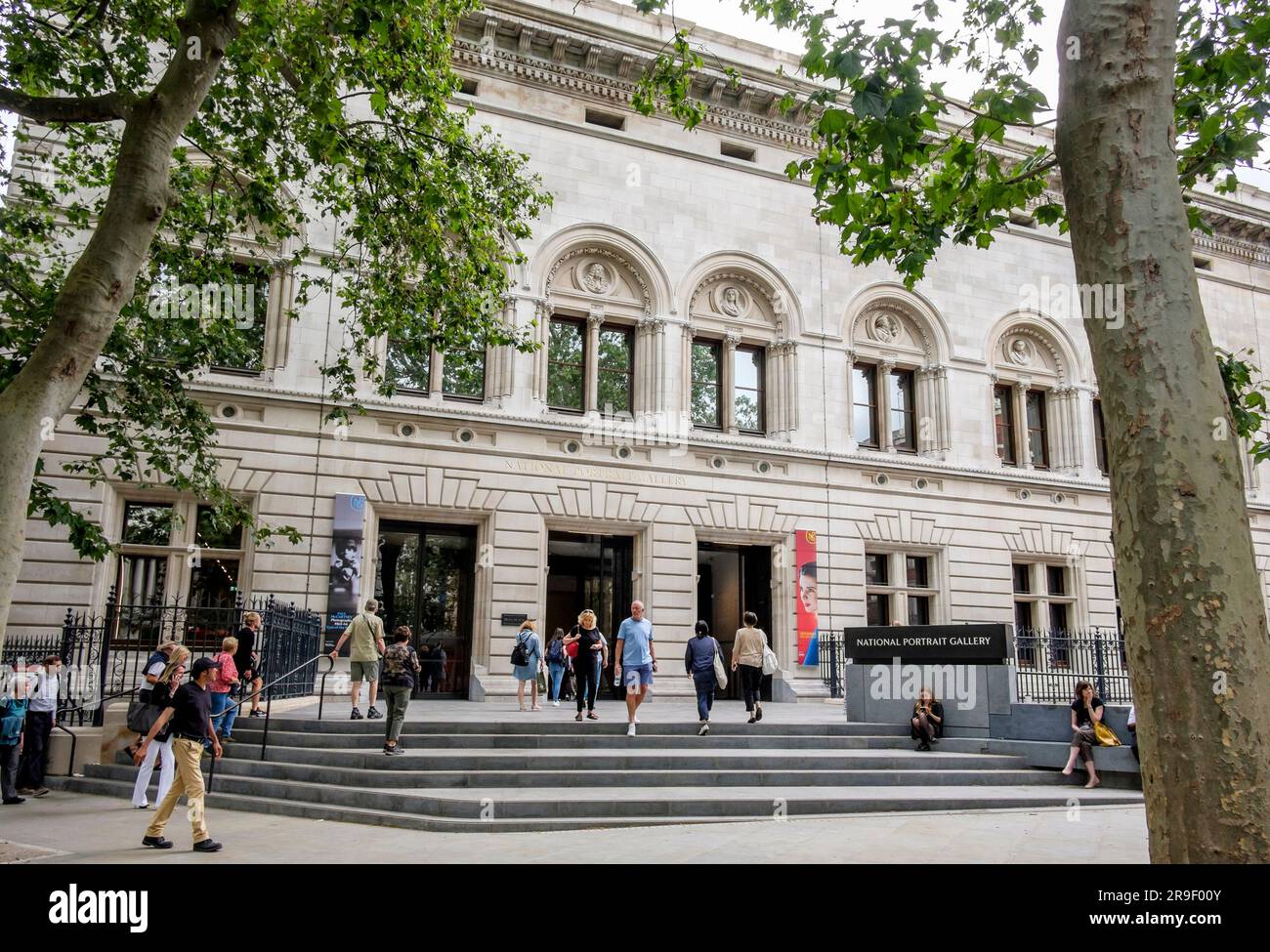 I visitatori della National Portrait Gallery, la nuova facciata nord e il piazzale dopo un progetto di ristrutturazione di tre anni. Londra Regno Unito. Foto Stock