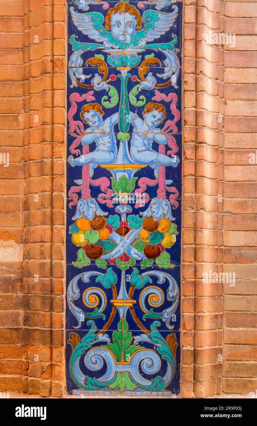 Frammento di piastrelle in ceramica smaltata andalusa con sfondo a trama ravvicinata Foto Stock