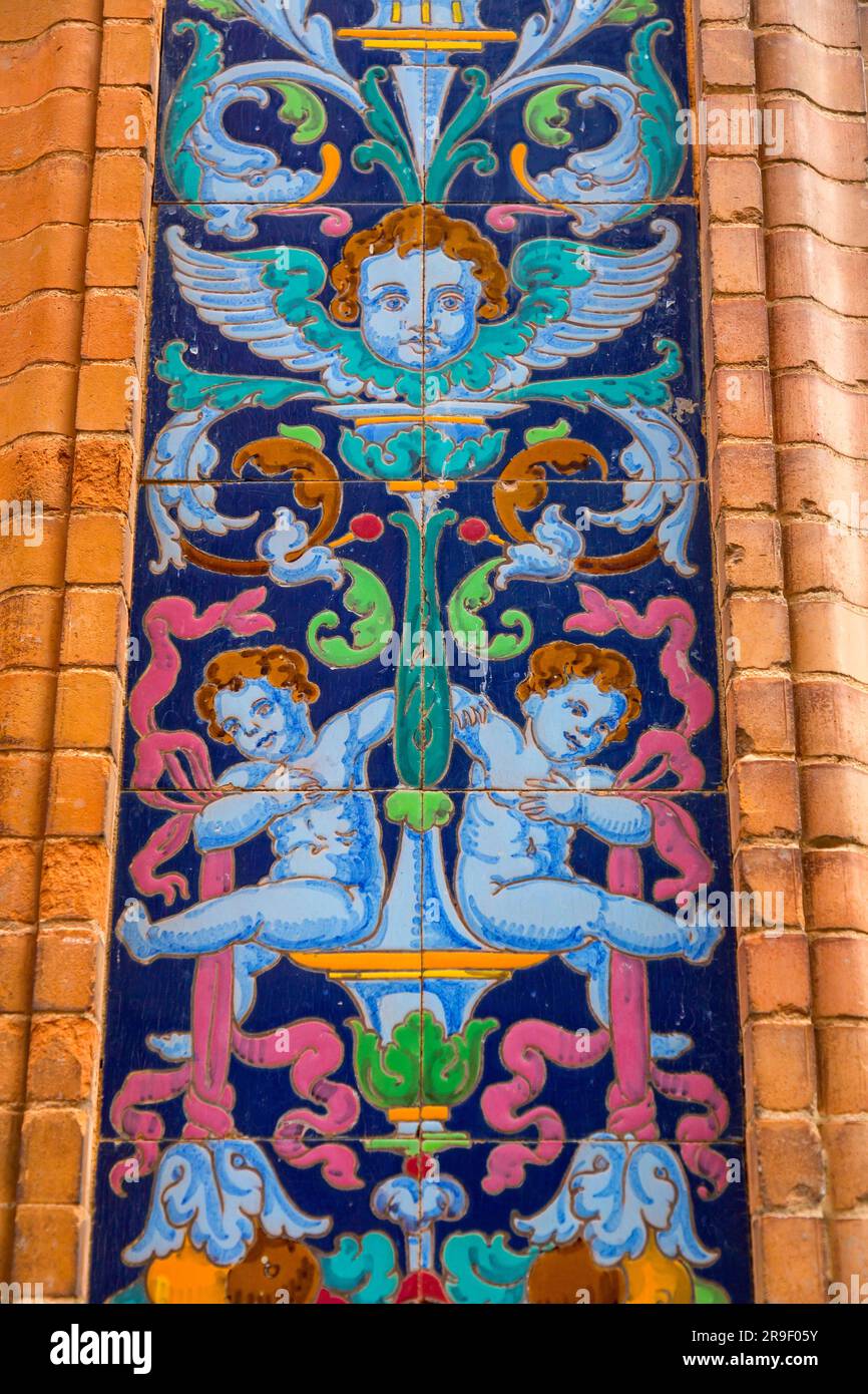 Frammento di piastrelle in ceramica smaltata andalusa con sfondo a trama ravvicinata Foto Stock