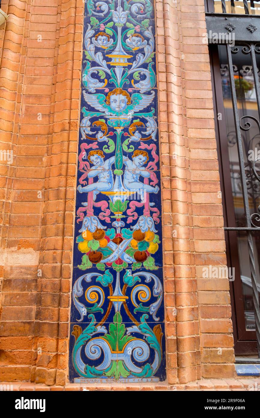 Frammento di piastrelle in ceramica smaltata andalusa con sfondo a trama ravvicinata Foto Stock