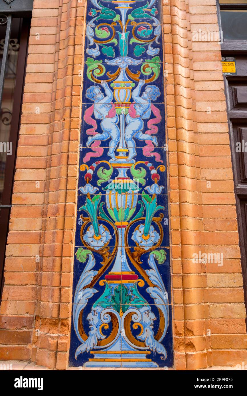 Frammento di piastrelle in ceramica smaltata andalusa con sfondo a trama ravvicinata Foto Stock