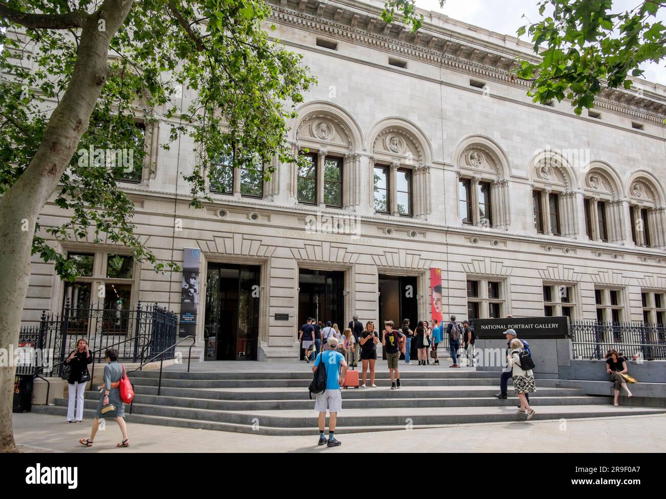 Visitatori all'ingresso e al cortile della facciata nord della National Portrait Gallery. Charing Cross Road, Londra, Regno Unito Foto Stock