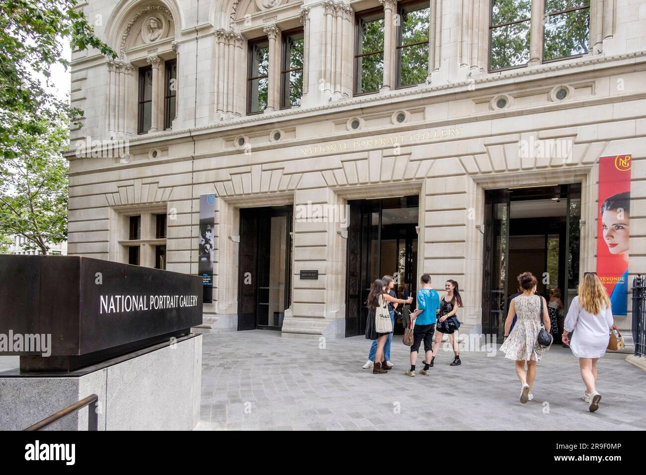 I visitatori della National Portrait Gallery hanno visitato il nuovo ingresso con facciata nord e il piazzale dopo un programma di ristrutturazione di tre anni da parte di Jamie Fobert Architects, Londra, Regno Unito. Il progetto è stato premiato con il RIBA London Award 2024 e il RIBA National Award 2024 ed è stato selezionato per il RIBA Stirling Prize. Foto Stock