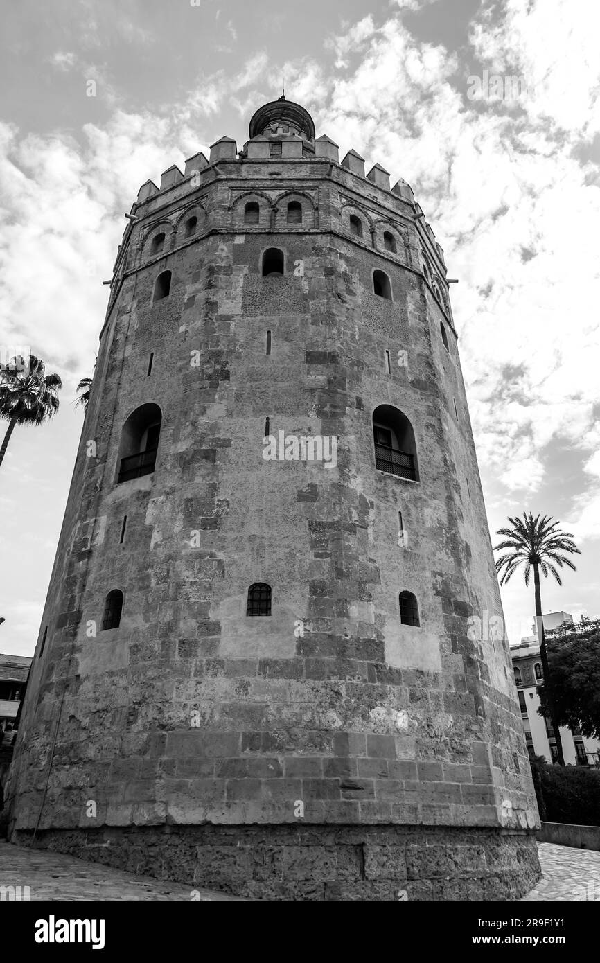 La Torre del Oro è una torre di guardia militare di Siviglia, in Spagna. Eretto dal Califfato Almohade per controllare l'accesso a Siviglia attraverso il Gua Foto Stock
