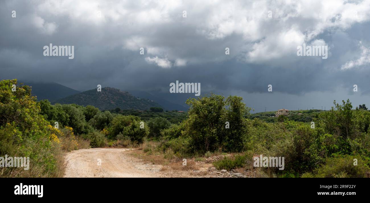 Un paesaggio di campagna con nuvole cupe a Cefalonia, in Grecia Foto Stock