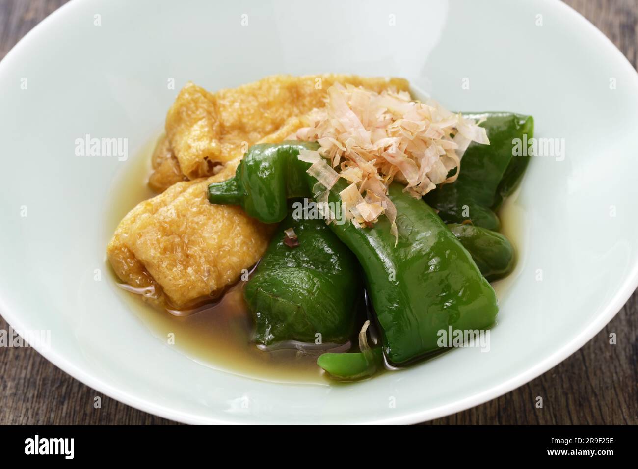 Un piatto bollito di togarashi Manganji (peperoncino dolce) e tofu fritto, cucina casalinga di Kyoto in Giappone. Foto Stock