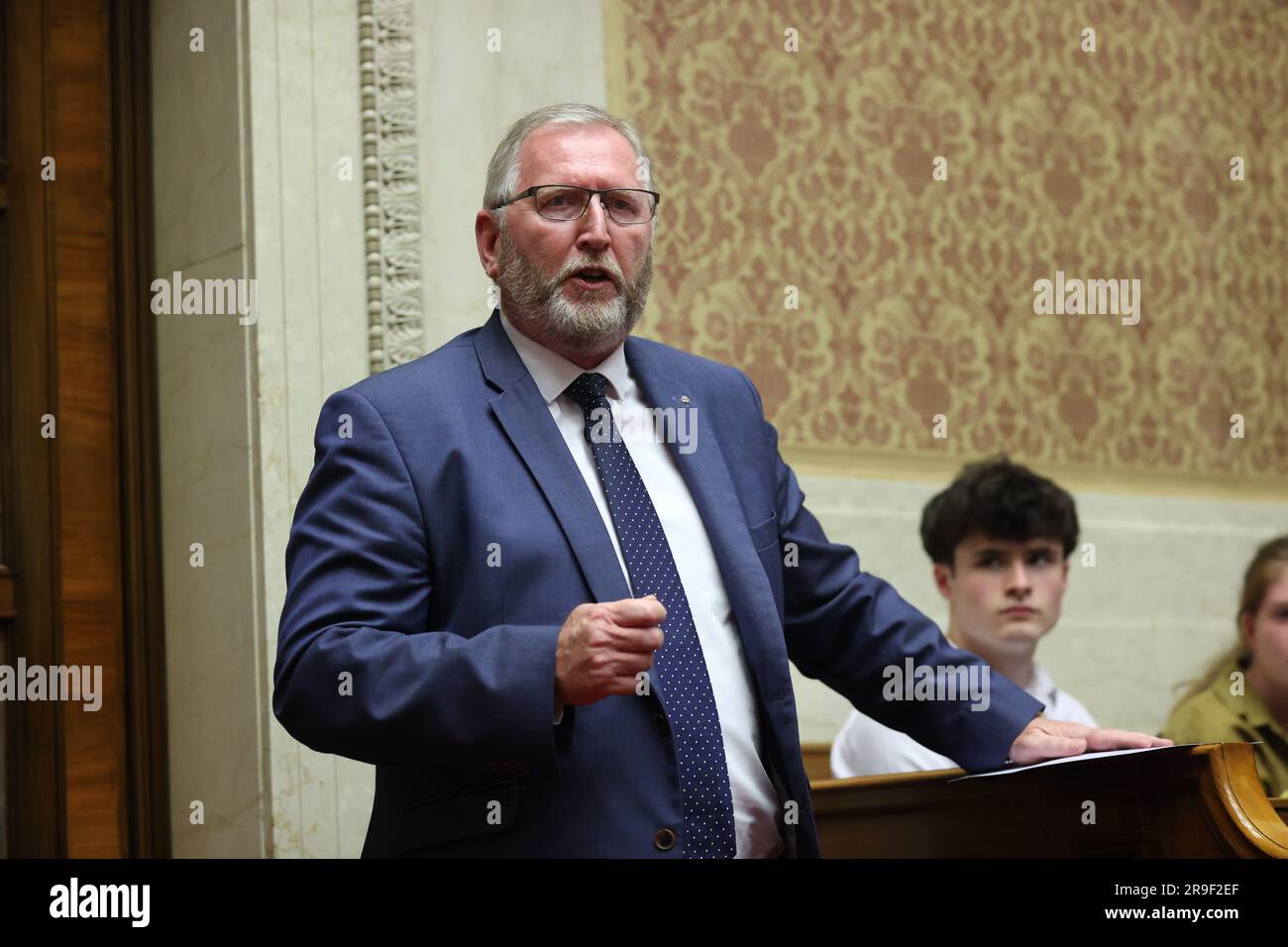 Il leader dell'UUP Doug Beattie parla durante un evento a Stormont in occasione del 50° anniversario dell'omicidio del senatore della SDLP Paddy Wilson. Wilson è stato ucciso dai combattenti lealisti per la libertà dell'Ulster (UFF) il 26 1973 giugno. Data immagine: Lunedì 26 giugno 2023. Foto Stock