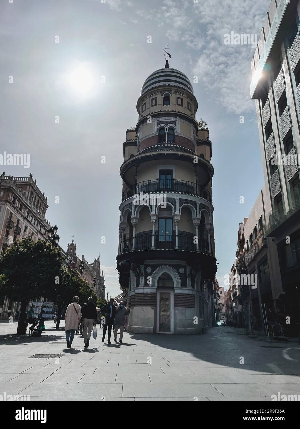 Siviglia, Spagna-24 febbraio 2022: La Adriatica Building on Avenida de la Constitucion, Siviglia. Progettato dall'architetto Jose Espiau y Munoz nel 1914, un BE Foto Stock