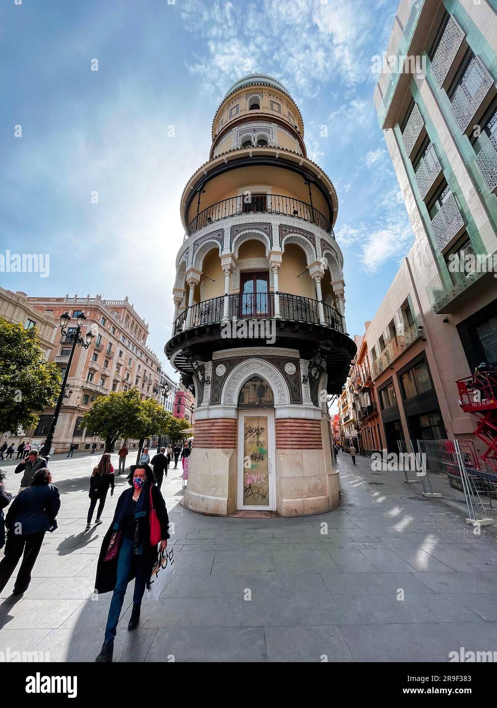 Siviglia, Spagna-24 febbraio 2022: La Adriatica Building on Avenida de la Constitucion, Siviglia. Progettato dall'architetto Jose Espiau y Munoz nel 1914, un BE Foto Stock