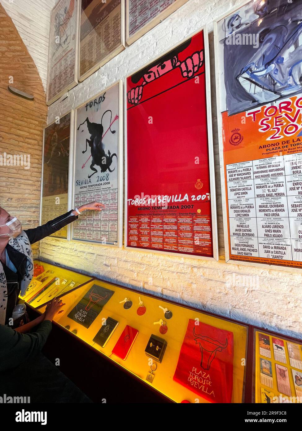 Siviglia, Spagna-24 febbraio 2022: Galleria della Plaza de Toros de la Real Maestranza de Caballeria de Sevilla, la famosa arena della città. Foto Stock