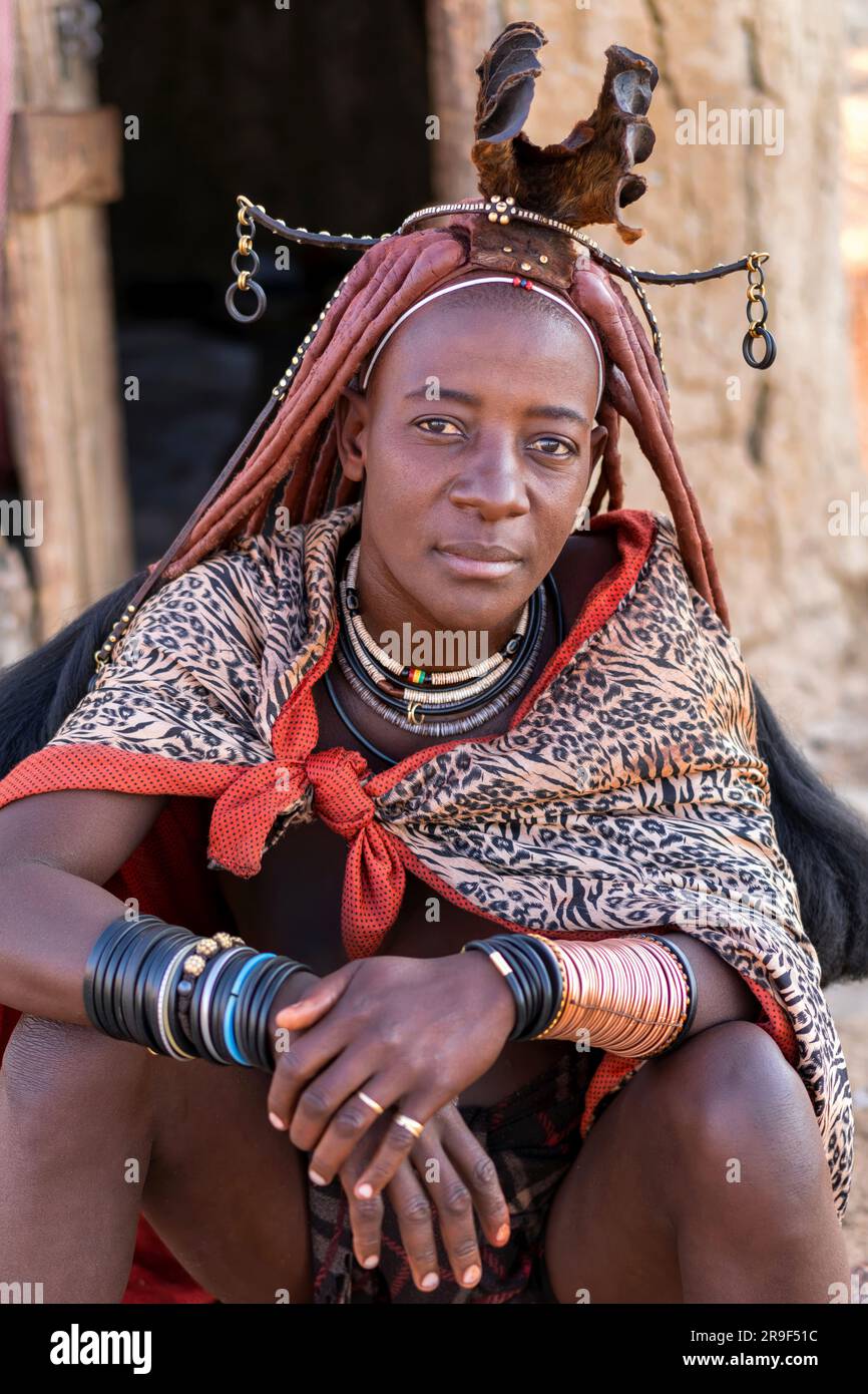 Giovane donna Himba vestita in stile tradizionale nel suo villaggio in Namibia, in Africa. Foto Stock