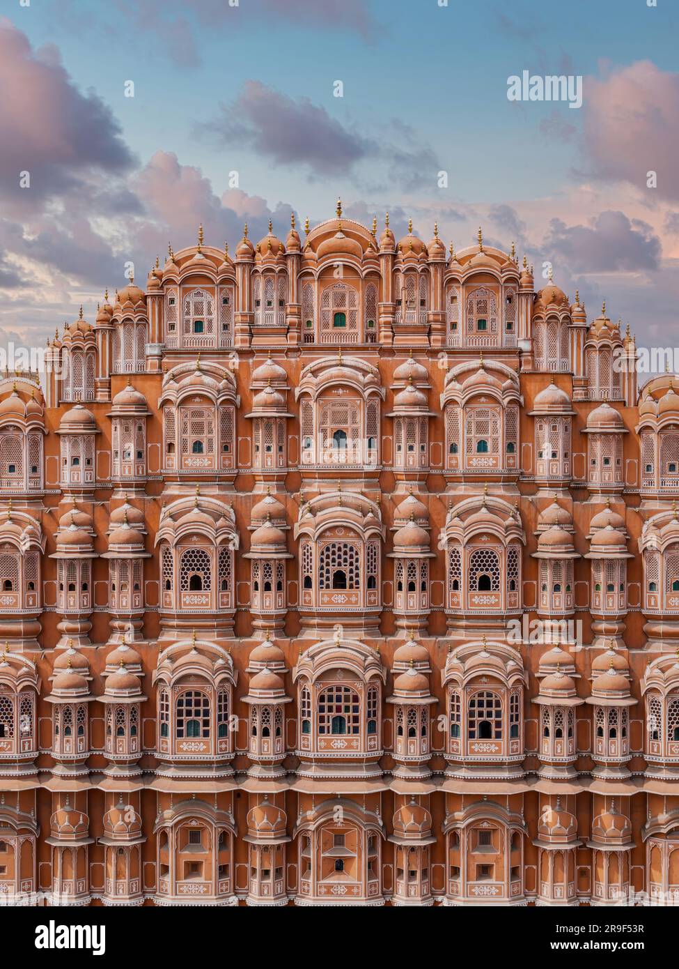 Storico punto di riferimento Hawa Mahal aka Palazzo dei Venti a Jaipur, Rajasthan, India. Foto Stock