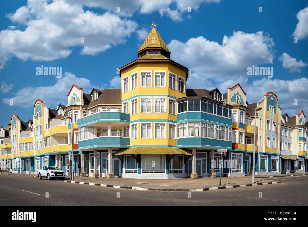 Colorati edifici coloniali a Swakopmund, Namibia, Africa. Foto Stock