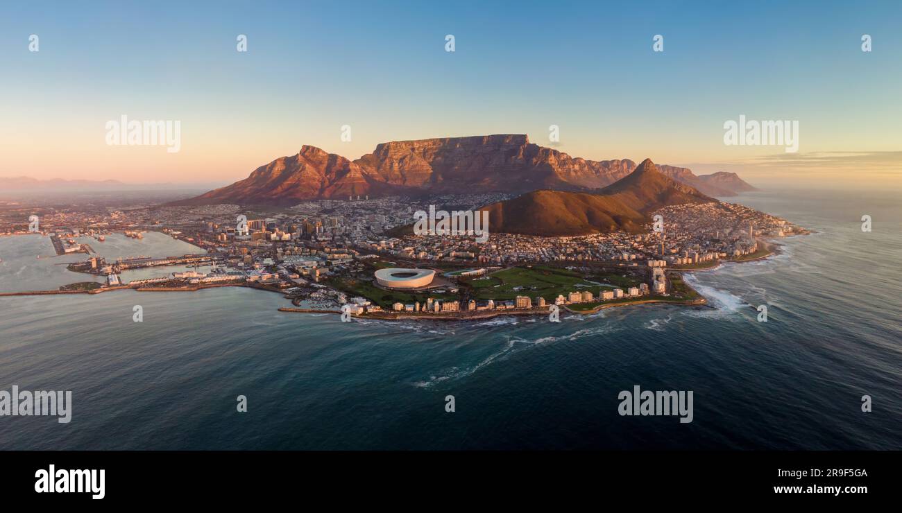 Vista panoramica aerea di città del Capo al tramonto, Western Cape Province, Sud Africa. Foto Stock