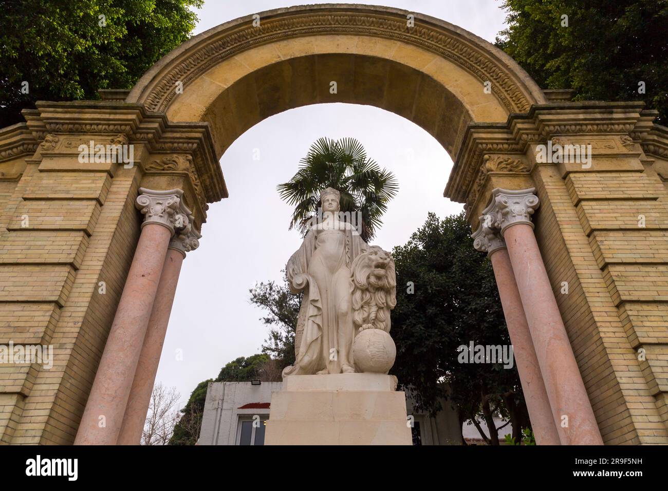 Gli Alcazar reali di Siviglia, storicamente noti come al Qasr al Muriq, sono un palazzo reale costruito per il re cristiano Pietro di Castiglia. Foto Stock