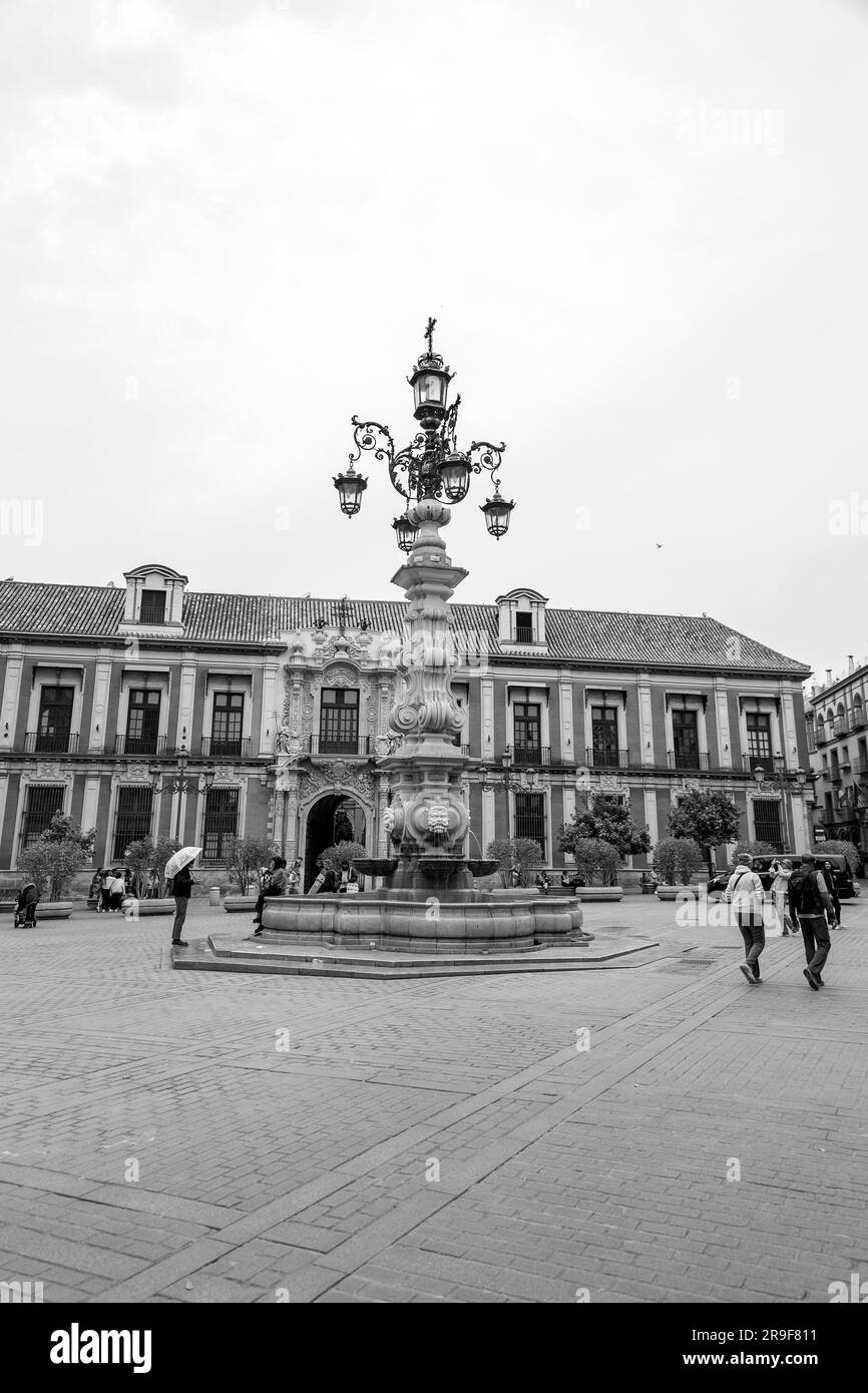Siviglia, Spagna-24 febbraio 2022: Fontana ornata con torre delle lanterne accanto alla cattedrale di Siviglia a Siviglia, Spagna. Foto Stock