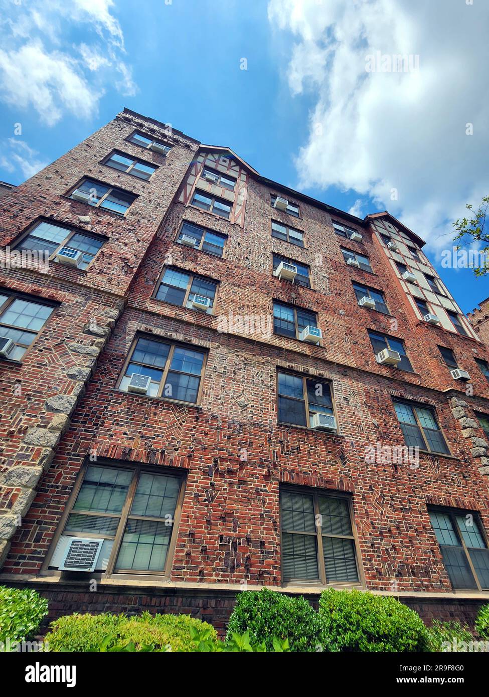 Brick Apartment Building finestre aria condizionata Scarsdale New York, USA Foto Stock