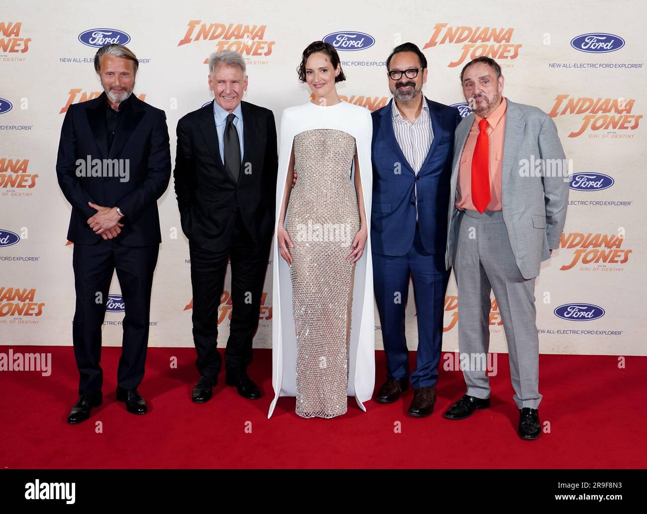 Mads Mikkelsen, Harrison Ford, Phoebe Waller-Bridge, James Mangold e John Rhys-Davies arrivano per la prima inglese di Indiana Jones e The Dial of Destiny al Cineworld Leicester Square di Londra. Data immagine: Lunedì 26 giugno 2023. Foto Stock