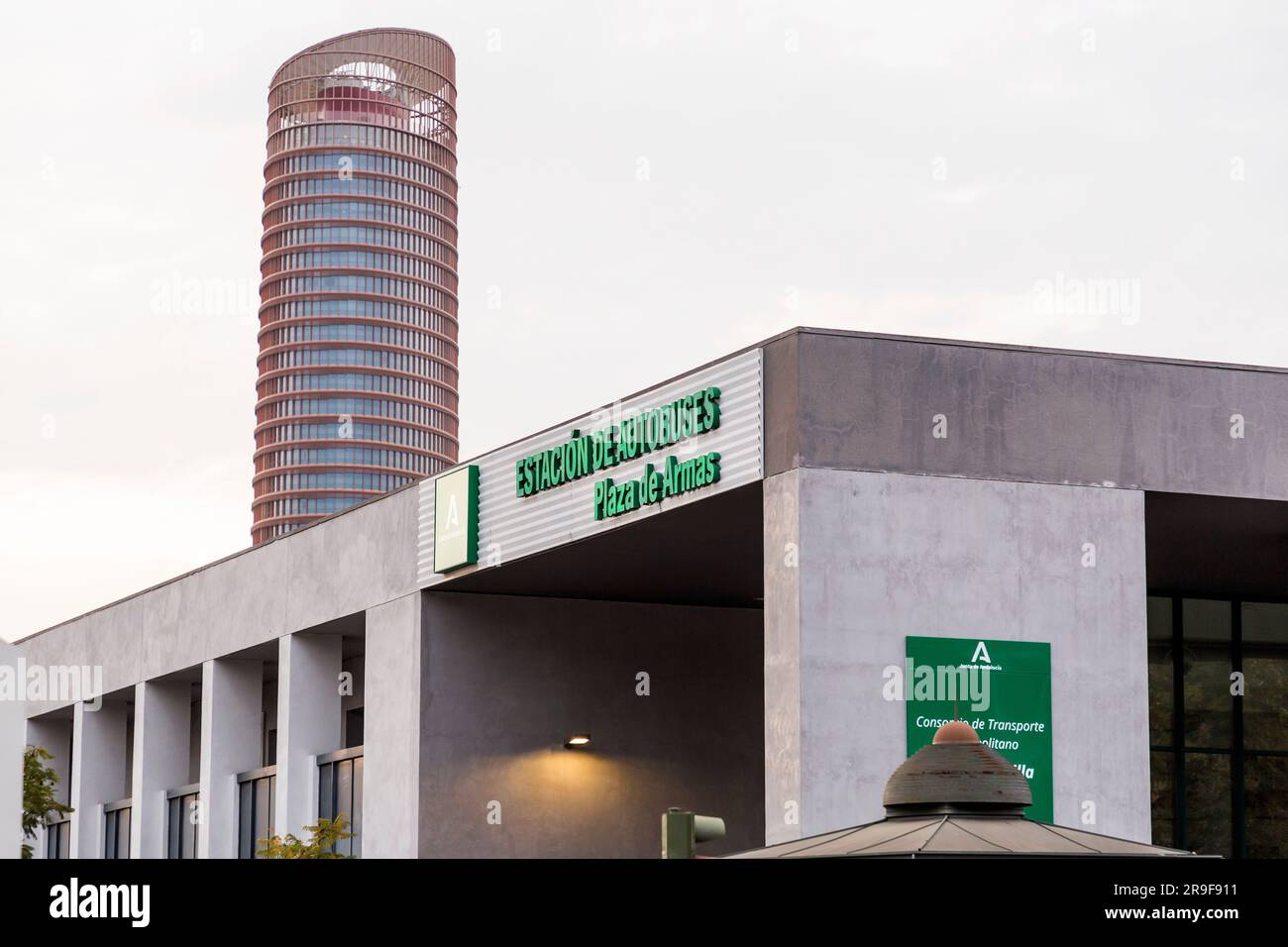 Siviglia, Spagna-FEB 24, 2022: Tipica vista stradale e architettura generica a Siviglia, Andalusia, Spagna. Stazione degli autobus Plaza de Armas e Torre pelli Foto Stock