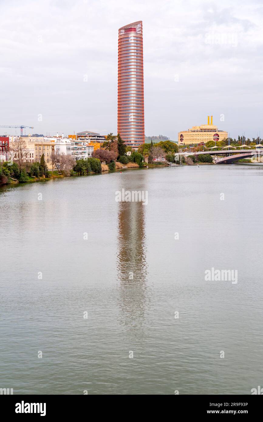 Siviglia, Spagna-24 febbraio 2022: La Torre di Siviglia, nota fino al 2015 come Torre pelli, è un grattacielo per uffici a Siviglia, in Spagna. La sua costruzione starte Foto Stock