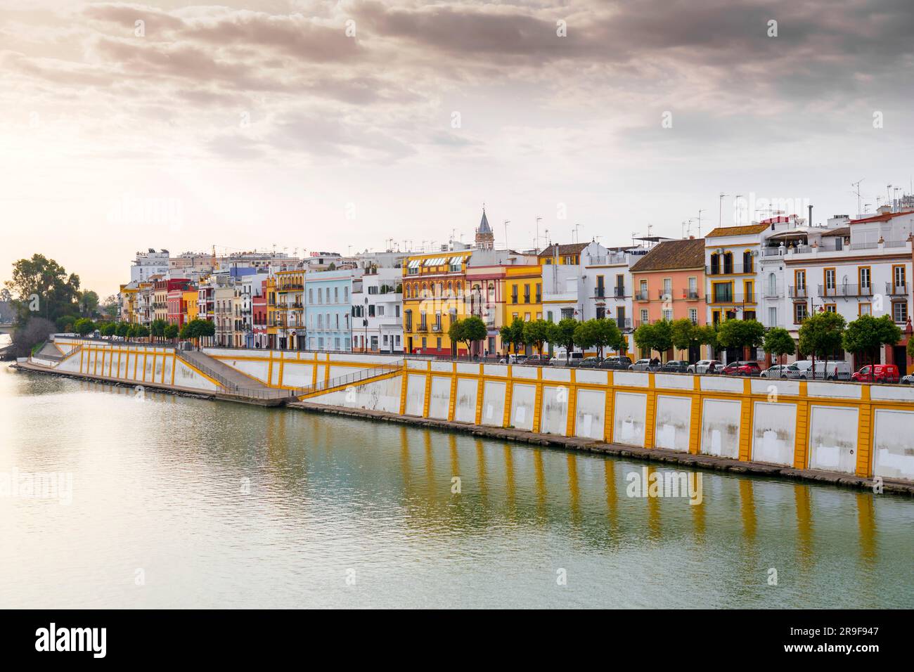 Siviglia, Spagna-24 febbraio 2022: Tipici edifici sivigliani lungo il fiume Guadalqivir a Siviglia, Andalusia, Spagna. Foto Stock