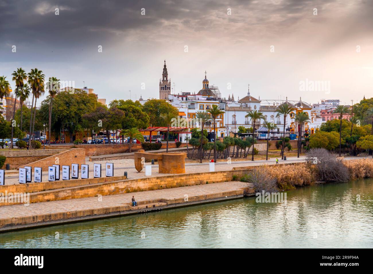 Siviglia, Spagna-24 febbraio 2022: Tipici edifici sivigliani lungo il fiume Guadalqivir a Siviglia, Andalusia, Spagna. Foto Stock