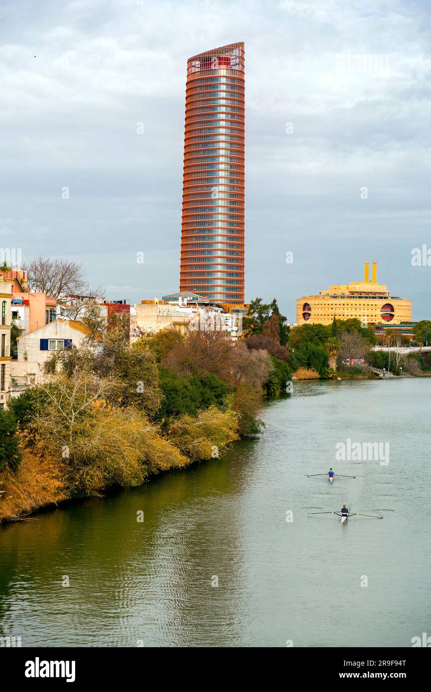 Siviglia, Spagna-24 febbraio 2022: La Torre di Siviglia, nota fino al 2015 come Torre pelli, è un grattacielo per uffici a Siviglia, in Spagna. La sua costruzione starte Foto Stock