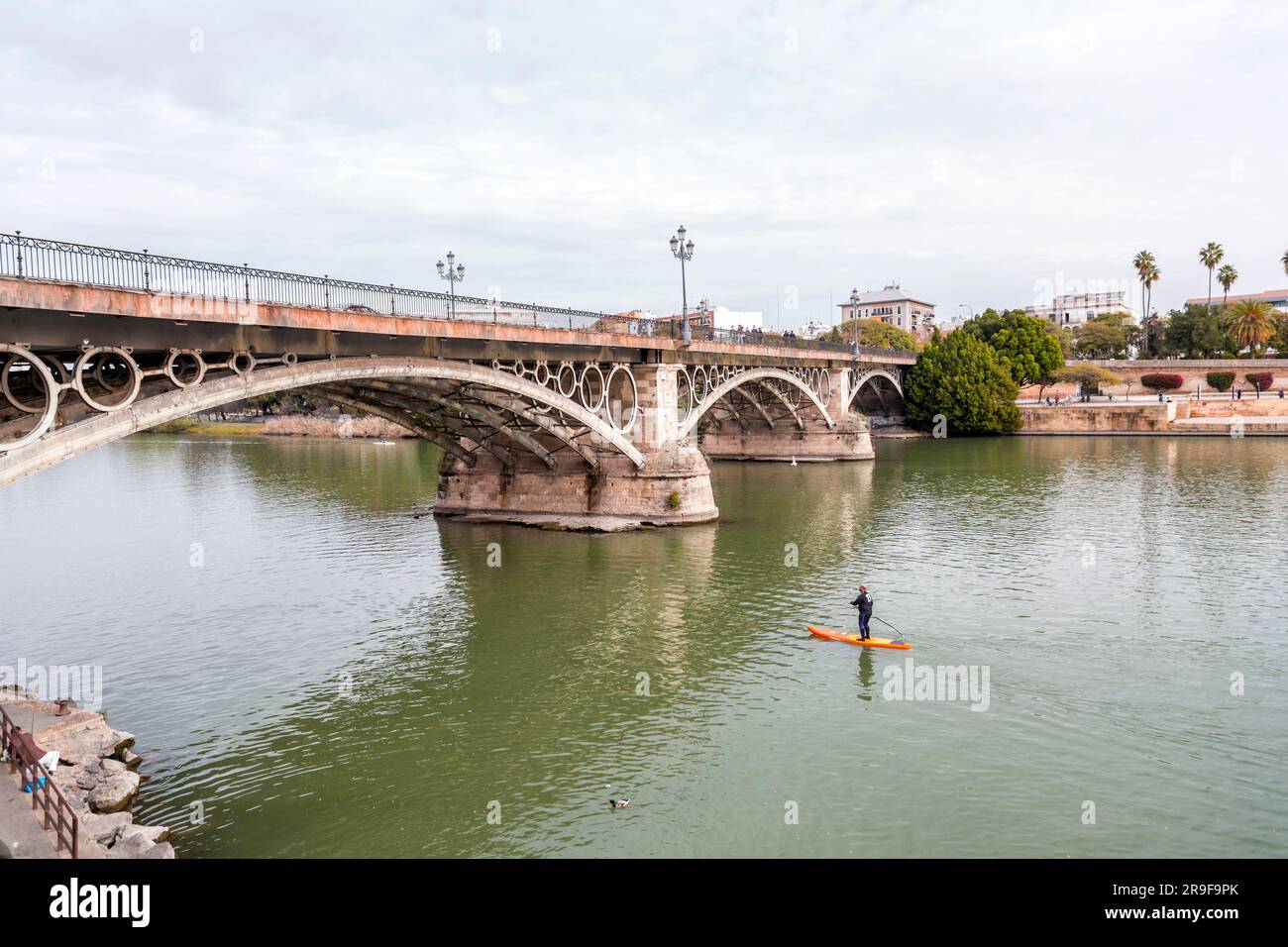 Siviglia, Spagna-24 febbraio 2022: Ponte Isabella II sul fiume Guadalqivir a Siviglia, Spagna. Foto Stock