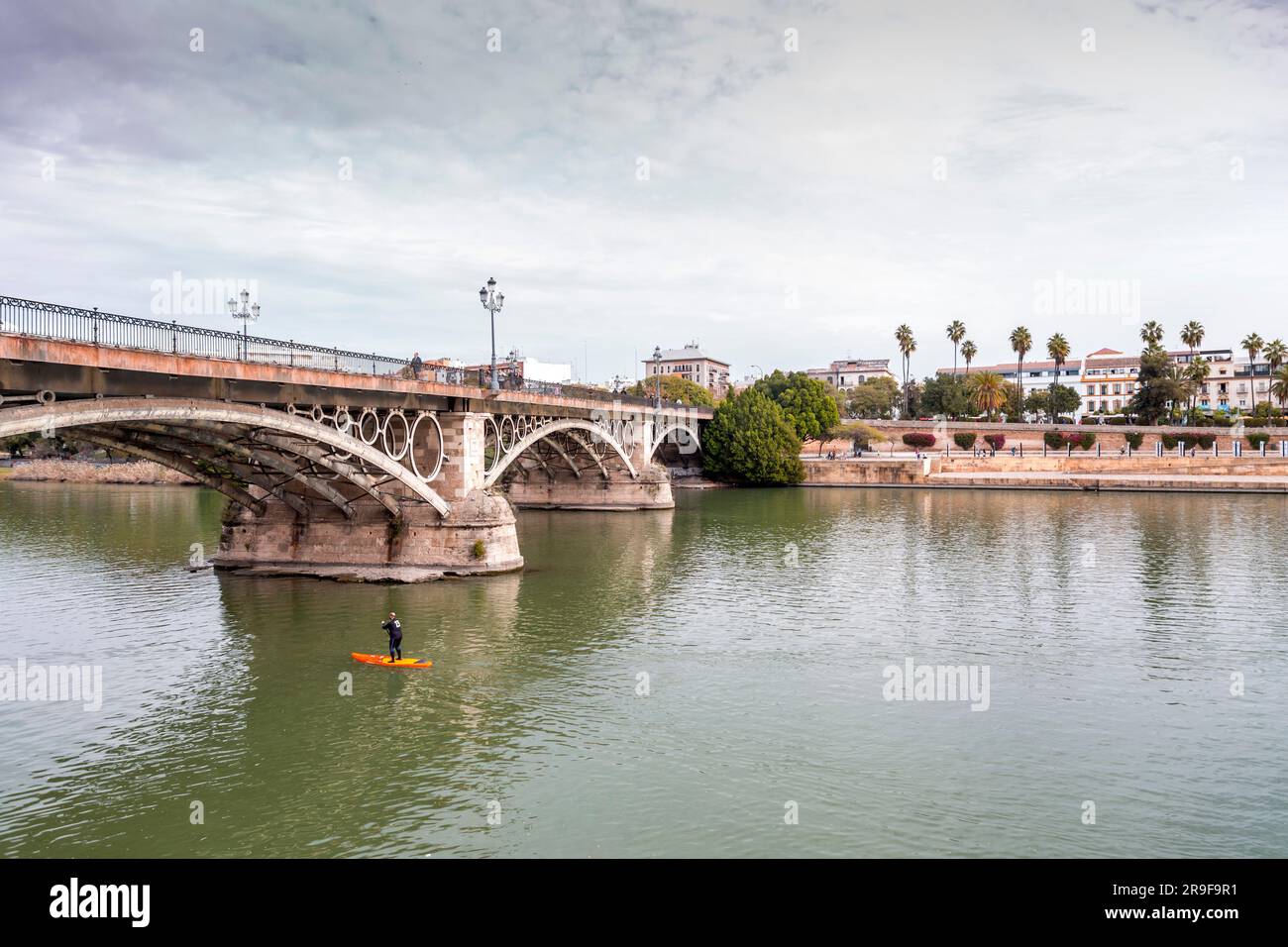 Siviglia, Spagna-24 febbraio 2022: Ponte Isabella II sul fiume Guadalqivir a Siviglia, Spagna. Foto Stock
