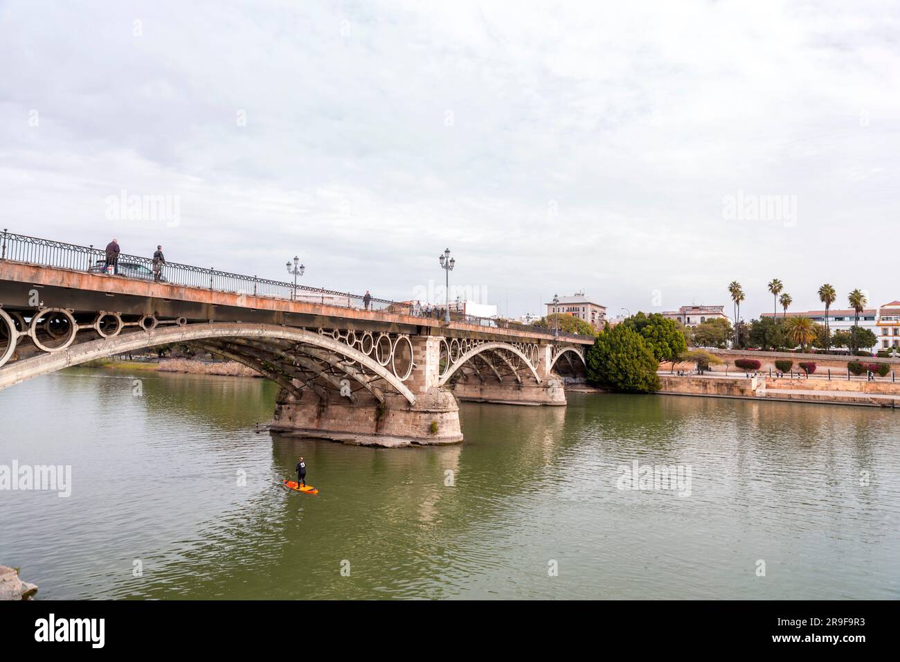Siviglia, Spagna-24 febbraio 2022: Ponte Isabella II sul fiume Guadalqivir a Siviglia, Spagna. Foto Stock