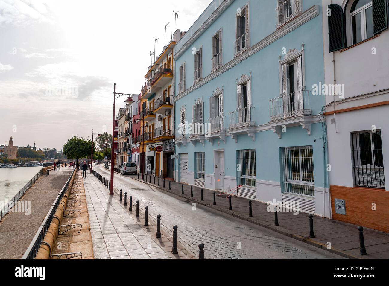 Siviglia, Spagna-24 febbraio 2022: Tipici edifici sivigliani lungo il fiume Guadalqivir a Siviglia, Andalusia, Spagna. Foto Stock