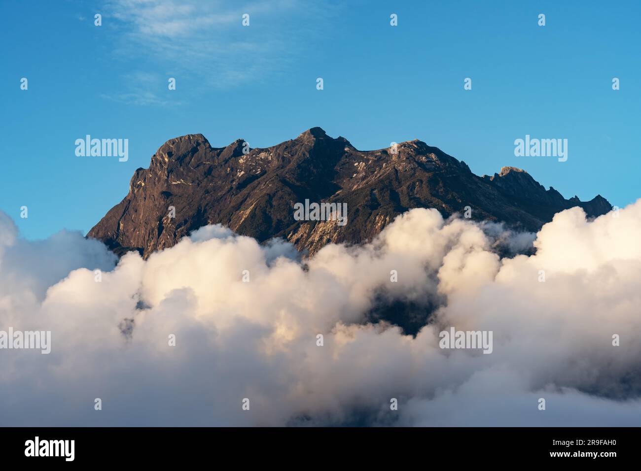 Luce nel tardo pomeriggio sul monte Kinabalu nel Parco Nazionale di Kinabalu Sabah Malesia Foto Stock