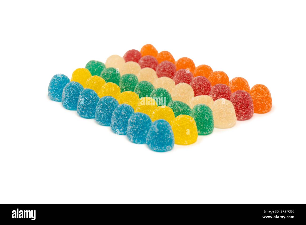 Caramelle gommose colorate assortite isolate su uno sfondo bianco. Vista dall'alto. Dolcetti di gelatina. Foto Stock