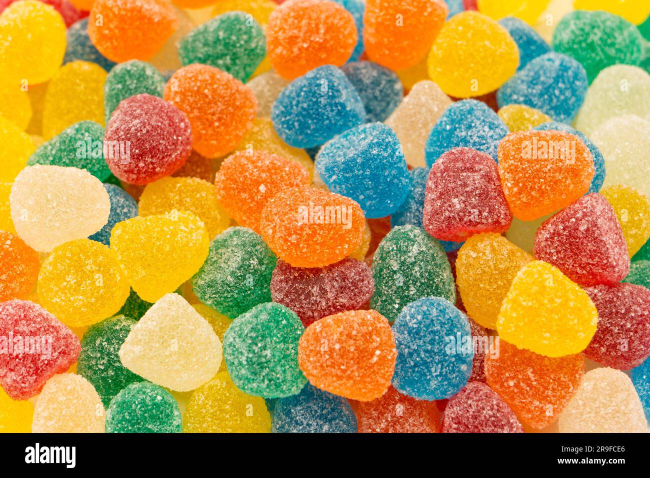 Caramelle gommose colorate assortite isolate su uno sfondo bianco. Vista dall'alto. Dolcetti di gelatina. Foto Stock