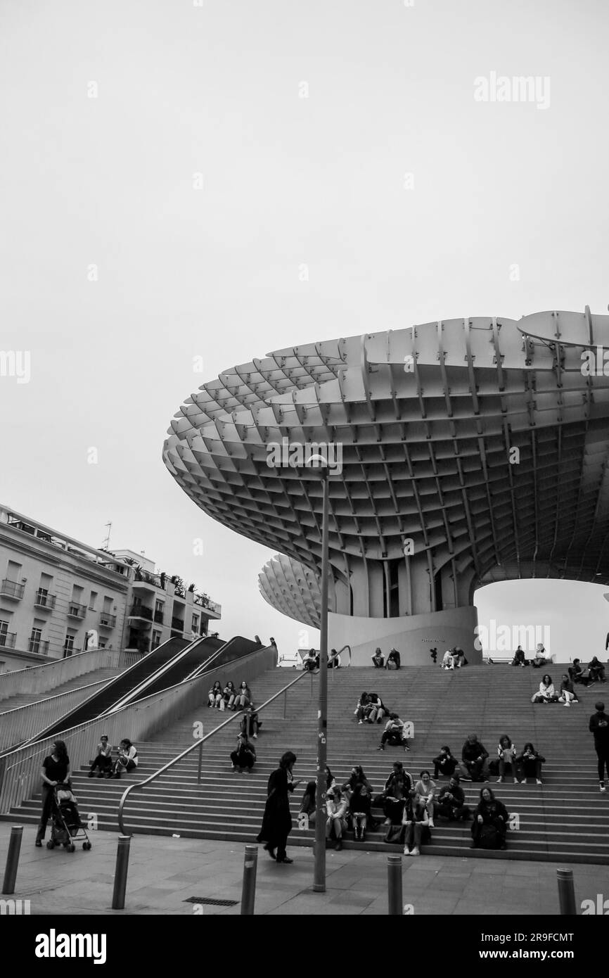 Siviglia, Spagna-24 febbraio 2022: Setas de Sevilla, funghi di Siviglia, inizialmente intitolato Metropol Parasol situato in piazza la Encarnacion. Progettato da J Foto Stock