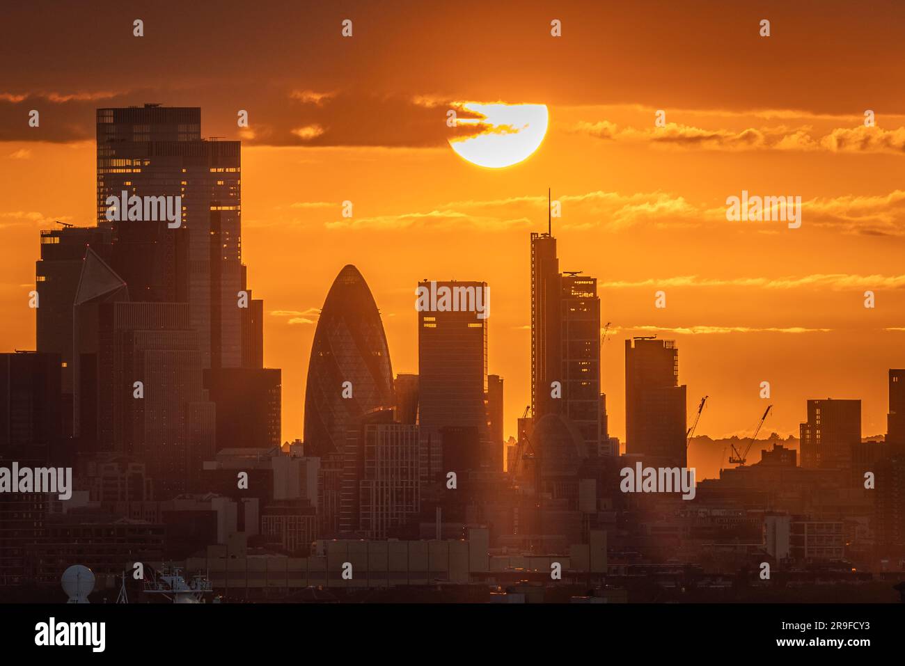 Londra, Regno Unito. 25 giugno 2023. Tempo nel Regno Unito: L'onda di calore della città vede la gente del posto godersi uno splendido tramonto della domenica sera dalla cima del Greenwich Park, terminando uno dei giorni più caldi dell'anno fino ad ora. Il Met Office riportò che il mercurio raggiungeva il 32.2C a Coningsby, Lincolnshire, domenica pomeriggio, raggiungendo il livello massimo raggiunto a Chertsey, Surrey, il 10 giugno. Crediti: Guy Corbishley/Alamy Live News Foto Stock