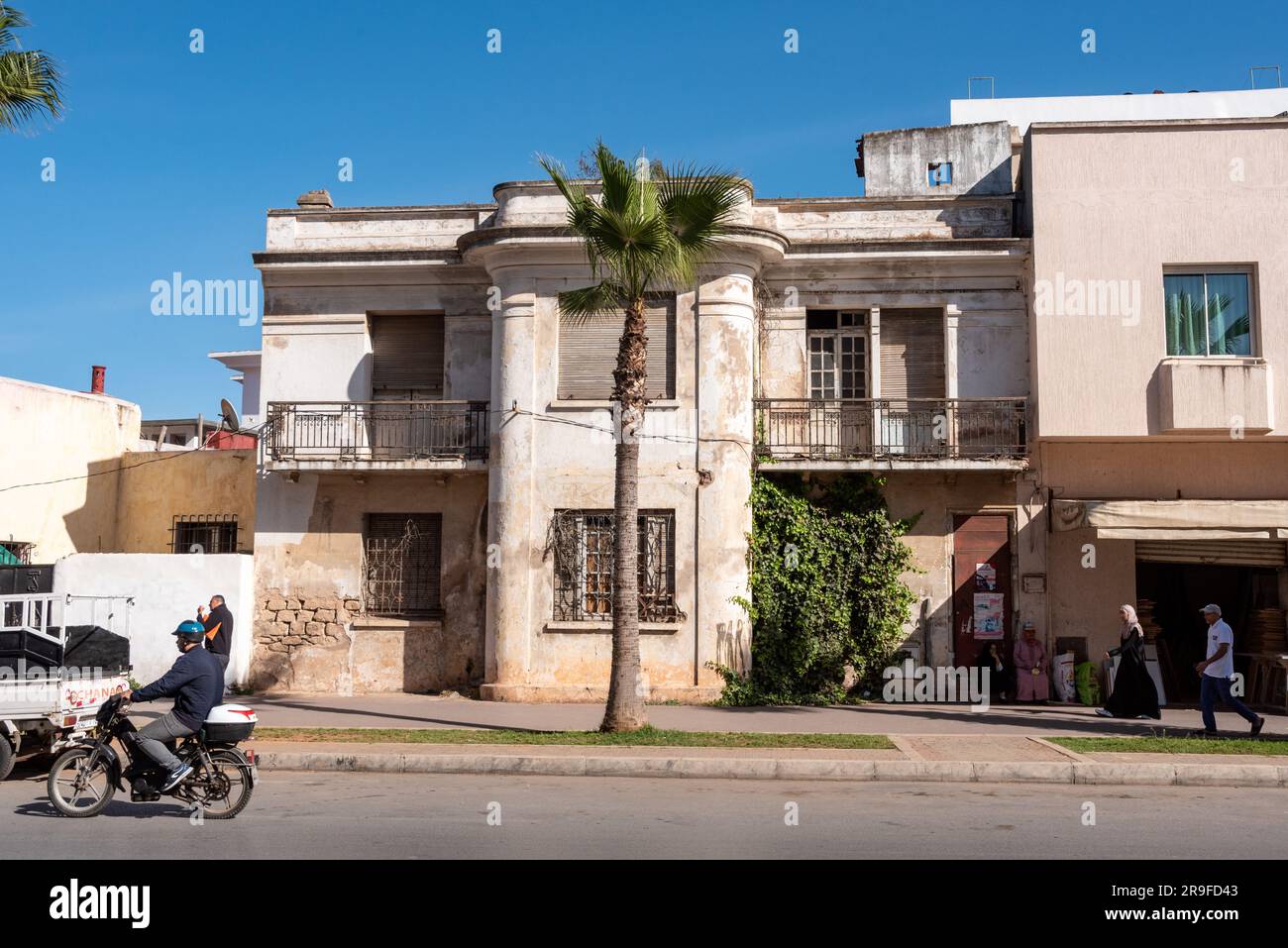 Vecchia casa residenziale Art Deco abbandonata nel centro di Rabat, Marocco Foto Stock