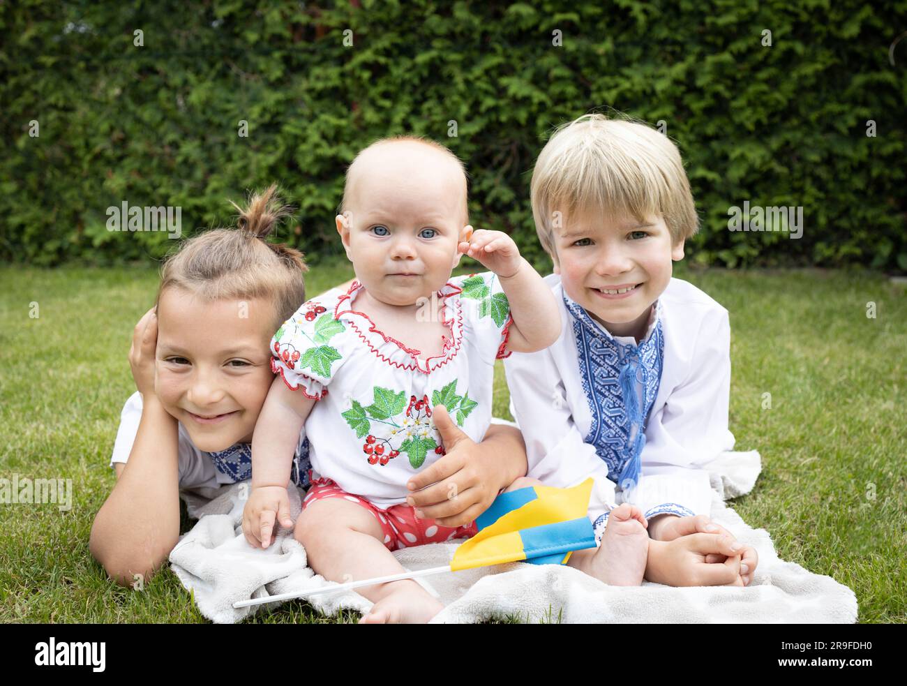 ritratto di tre felici bambini ucraini di diverse età in abiti nazionali. educazione al patriottismo Foto Stock