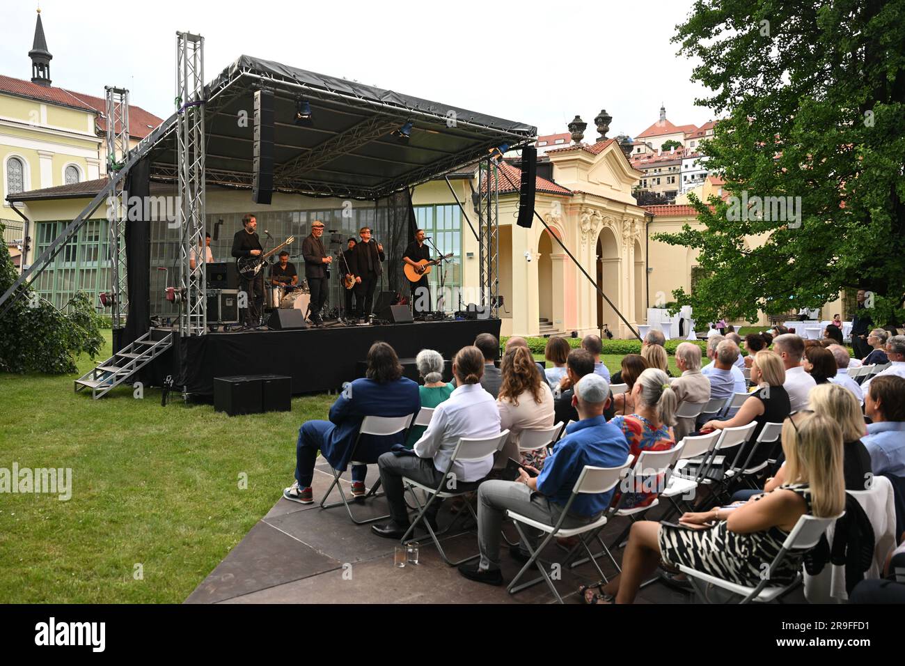 Praga, Repubblica Ceca. 26 giugno 2023. Il concerto della Kafka Band, un progetto musicale e letterario che lavora con le opere dello scrittore Franz Kafka, si è tenuto il 26 giugno 2023 nel giardino del Palazzo di Lobkowicz, Ambasciata della Repubblica Federale tedesca, a Praga, Repubblica Ceca. Crediti: Michal Kamaryt/CTK Photo/Alamy Live News Foto Stock