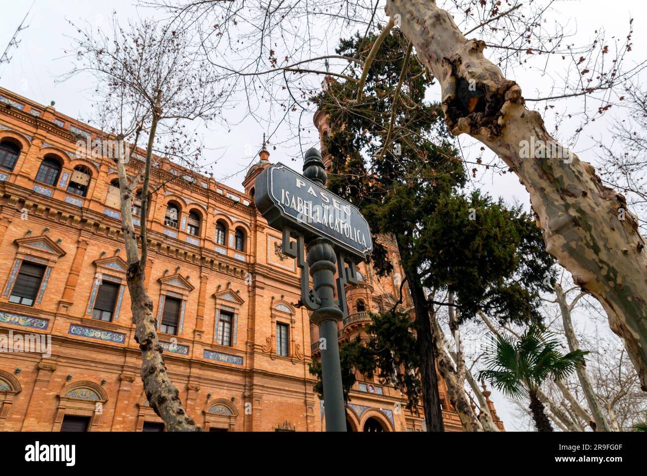 Siviglia, Spagna - 24 febbraio 2022: Plaza de Espana è una piazza del Parque de Maria Luisa a Siviglia, Spagna. Insegna del Paseo de Isabel la Catolica Foto Stock