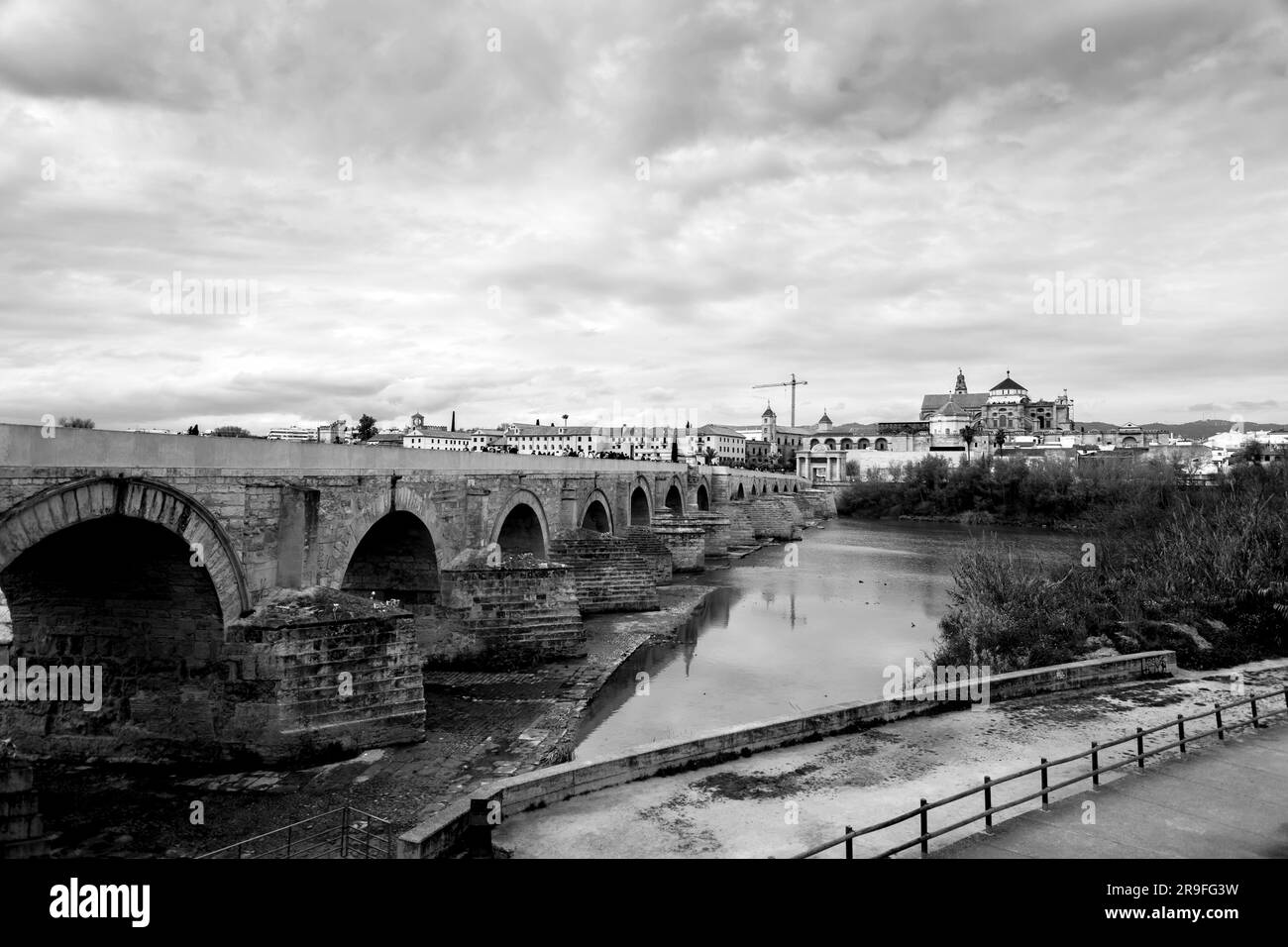 Il ponte romano o El Puente Romano e la Torre Calahorra sul fiume Guadalquivir a Cordova, Andalusia. Foto Stock