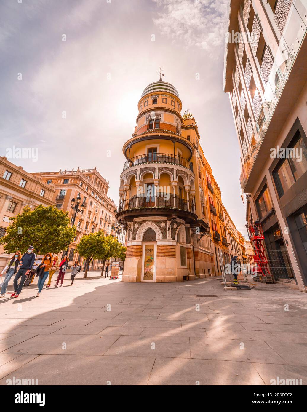 Siviglia, Spagna-24 febbraio 2022: La Adriatica Building on Avenida de la Constitucion, Siviglia. Progettato dall'architetto Jose Espiau y Munoz nel 1914, un BE Foto Stock