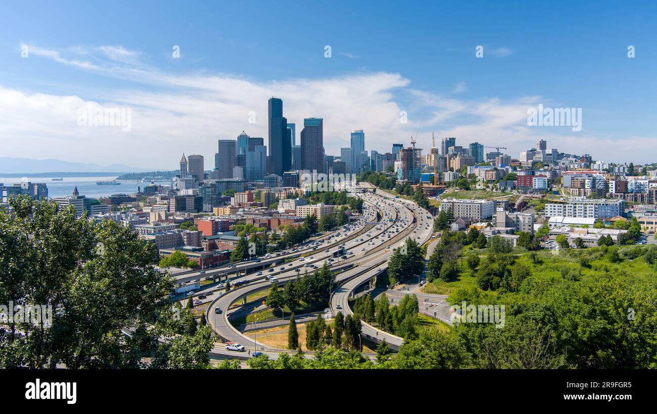 Fotografia con droni dello skyline di Seattle, Washington nel giugno 2023 Foto Stock