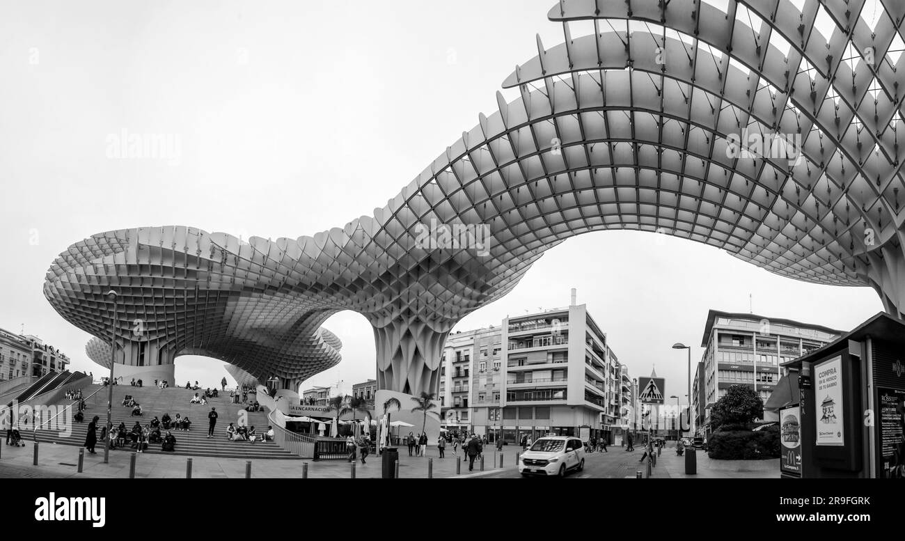 Siviglia, Spagna-24 febbraio 2022: Setas de Sevilla, funghi di Siviglia, inizialmente intitolato Metropol Parasol situato in piazza la Encarnacion. Progettato da J Foto Stock